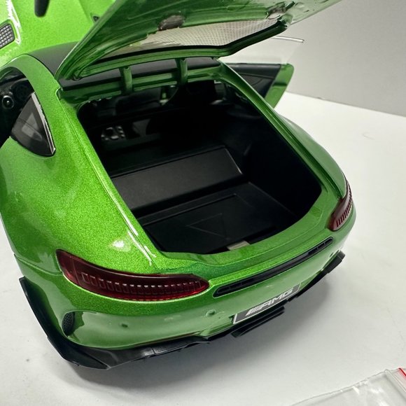 1:18 Mercedes-Benz GT-R Diecast Green Metal with LED lights - Picture 7 of 12